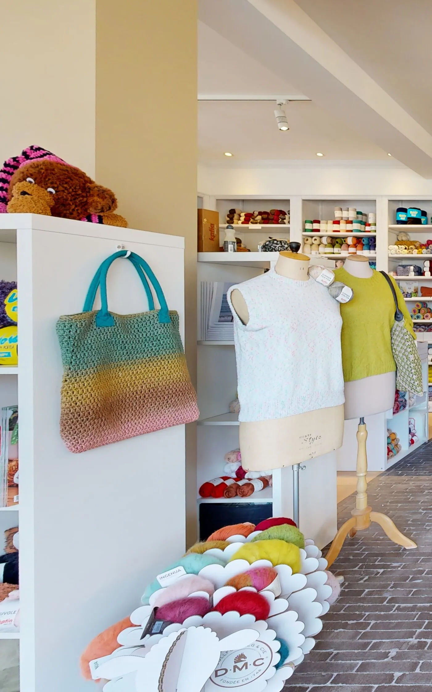 Wol en gebreide truien op paspoppen in de winkel