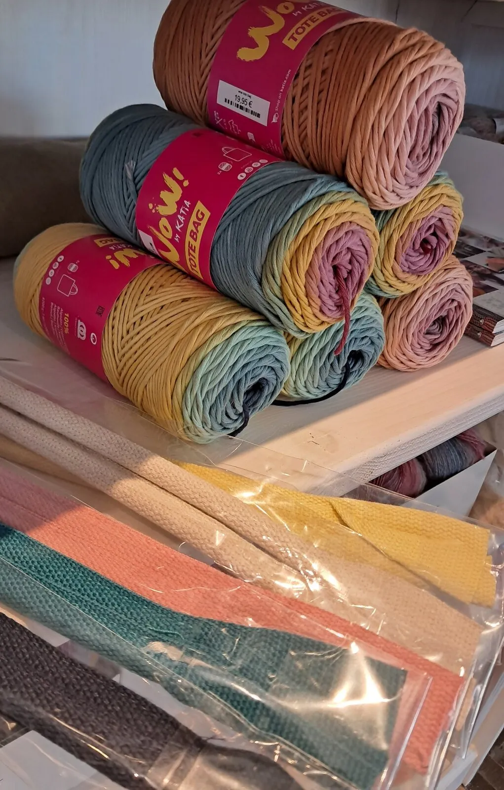 Bollen Katia Wow! Tote Bag-garen in pasteltinten en tashengsels in de winkel van Cortina